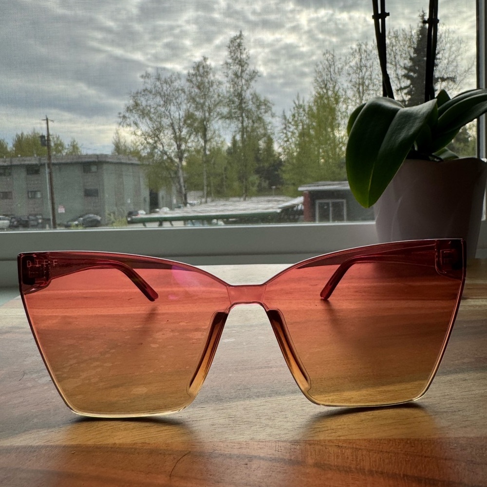 DIFF Eyewear Goldie Macarena Pink Sunglasses New with Case